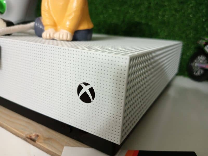 XBOX ONE S 1TB DISC EDITION 7