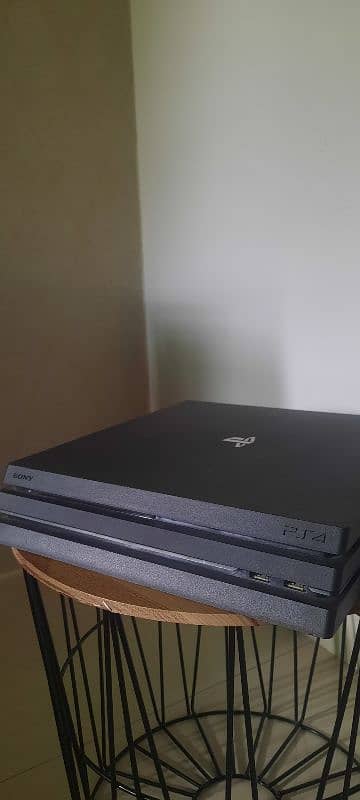 PS4 PRO - 1TB - NON JB - FROM SAUDI ARABIA - 2 CONTROLLERS 5 GAMES 1