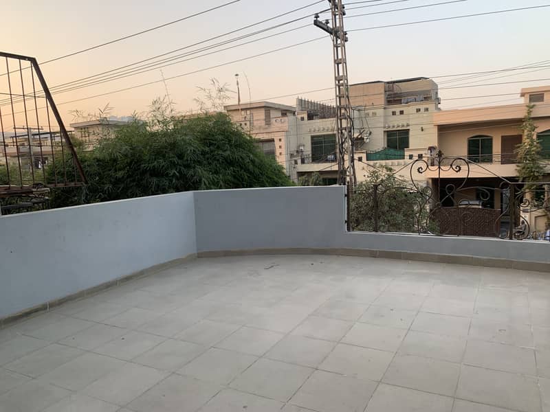 12 marla house for sale in Johar Town block p  Semi commercial (0rignal pictures) Hot location  Tile flooring  Double kitchen unit Hot location  Main apporced 12