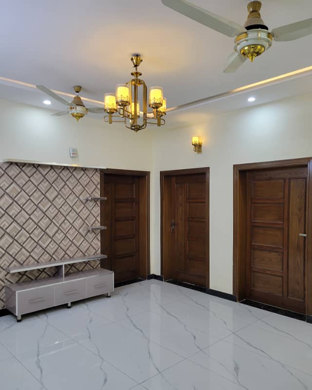 10 Marla very good place very beautiful hot location house for sale in San garden near Soan Main Gate 10