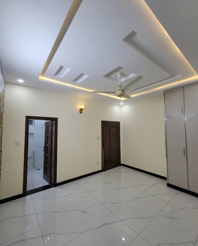 10 Marla very good place very beautiful hot location house for sale in San garden near Soan Main Gate 17