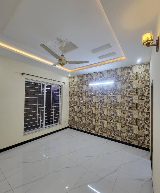 10 Marla very good place very beautiful hot location house for sale in San garden near Soan Main Gate 18