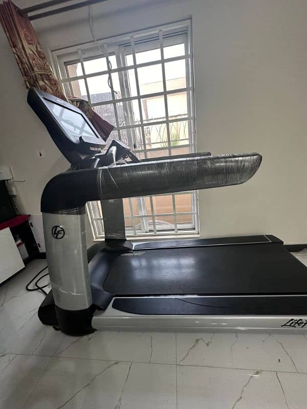 Life Fitness Discover SE3 HD Commercial Treadmill 2