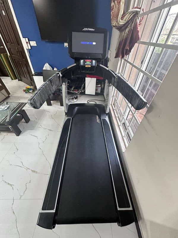 Life Fitness Discover SE3 HD Commercial Treadmill 3