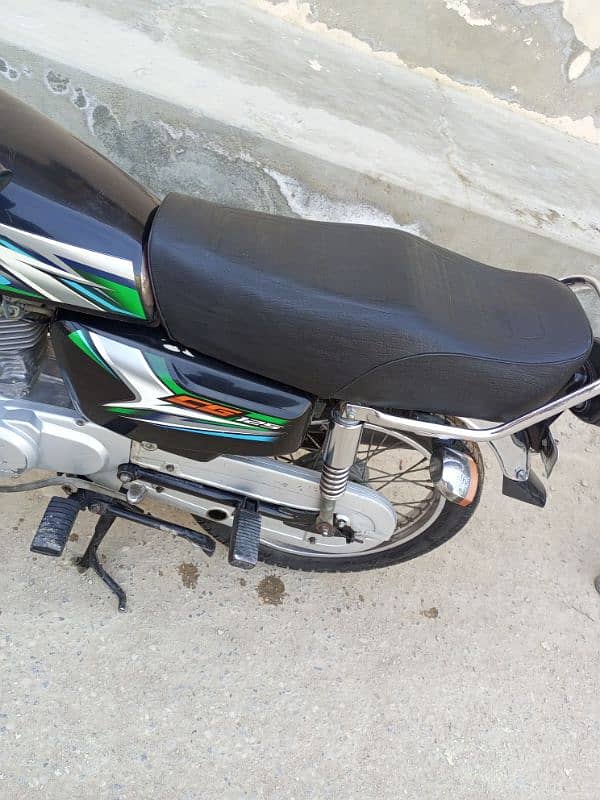 Honda 125 genuine condition Karachi no black 0