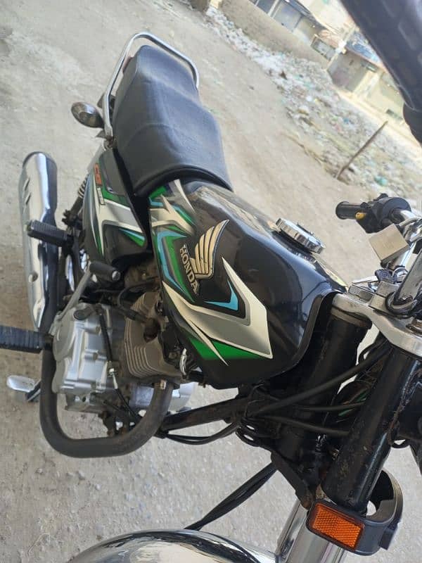 Honda 125 genuine condition Karachi no black 6