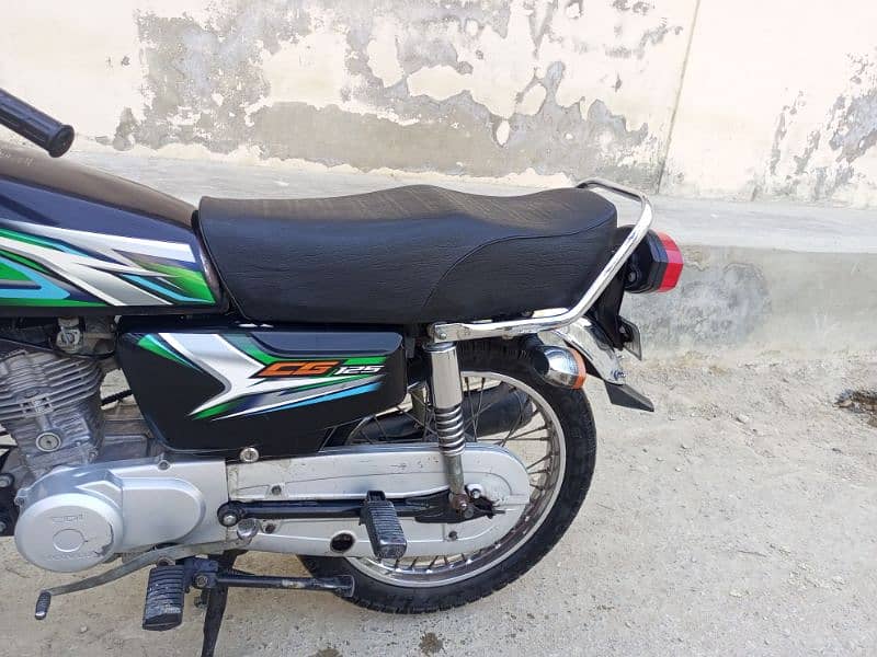 Honda 125 genuine condition Karachi no black 9