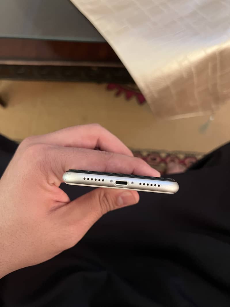 Apple iPhone 11 4