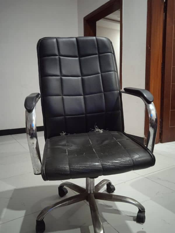 office chair used me ha condition 100/90 sab kuch sahi ha rs 6000 0