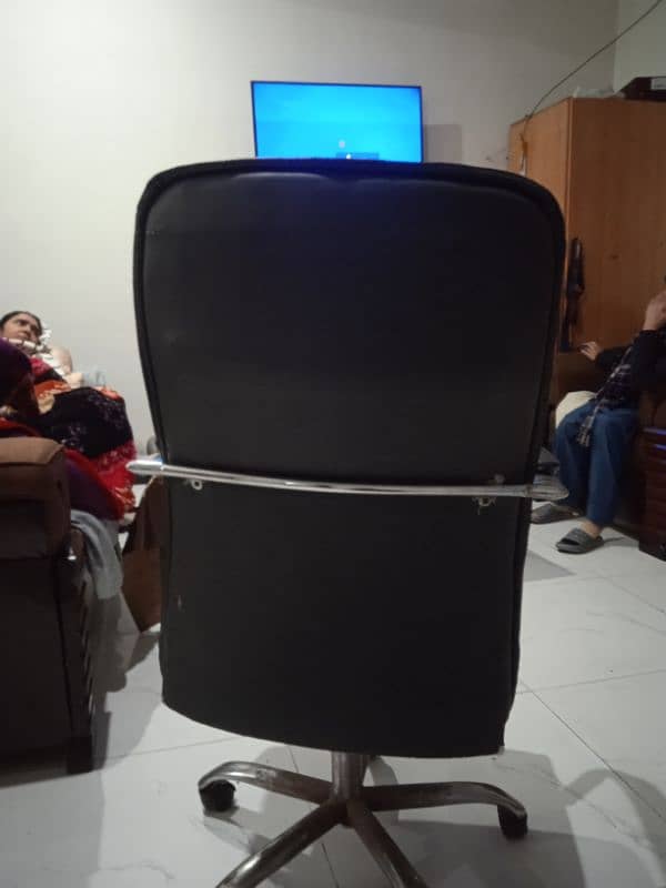 office chair used me ha condition 100/90 sab kuch sahi ha rs 6000 1