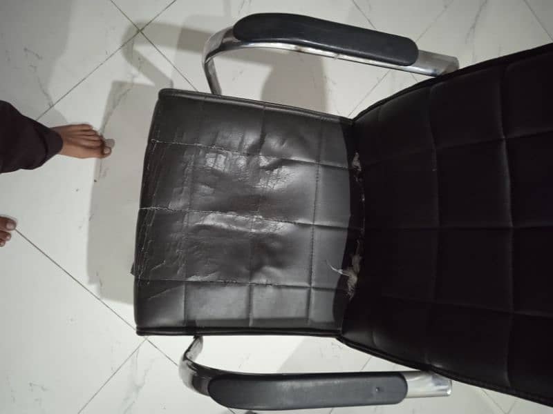 office chair used me ha condition 100/90 sab kuch sahi ha rs 6000 3