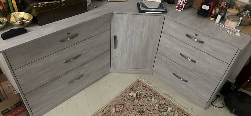 Corner Chest of Drawers with Cupboard in the middle 1