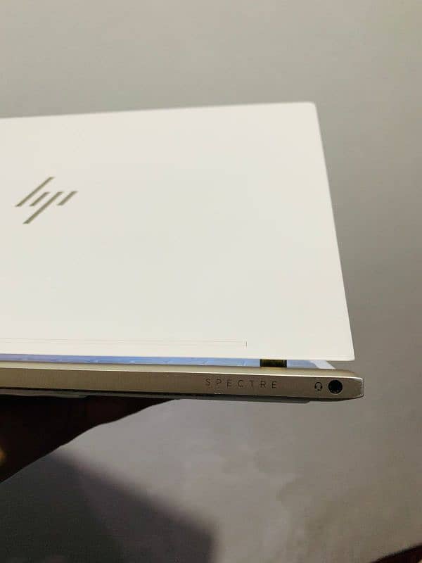 HP spectre core i7 8th generation touchscreen 16/256 just in 112 6