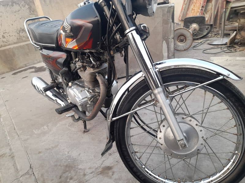 Honda CG 125 – Powerful & Reliable Used Bike for Sale 4