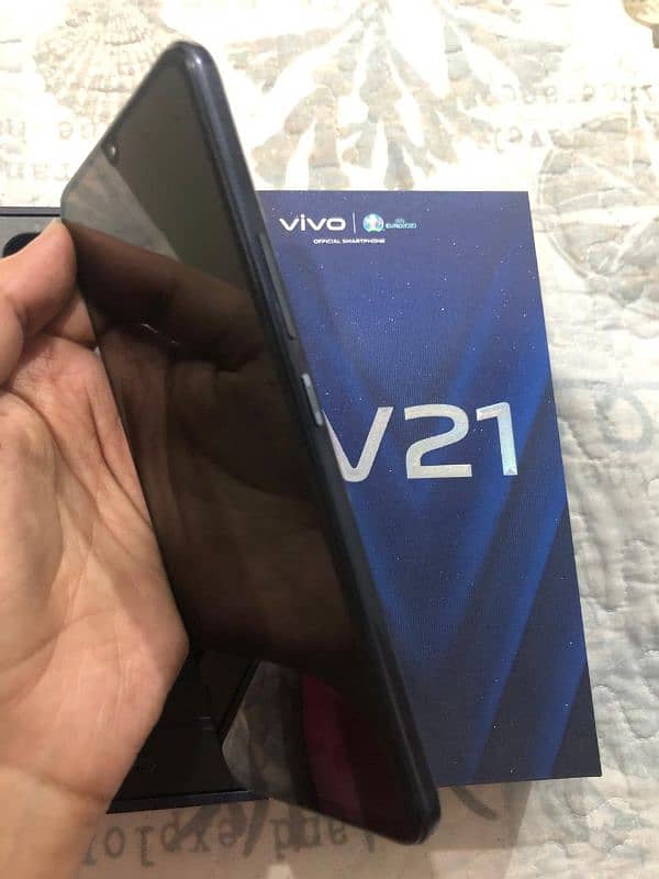 Vivo V21, Original Charger, Excellent condition 2