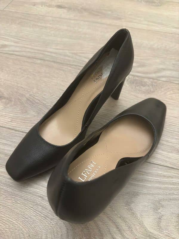 Black square toe court shoe 0