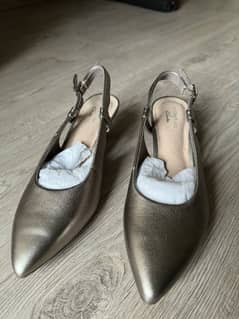 metallic court shoe