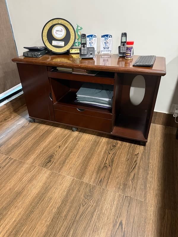 Executive table for Sale with drawer 1