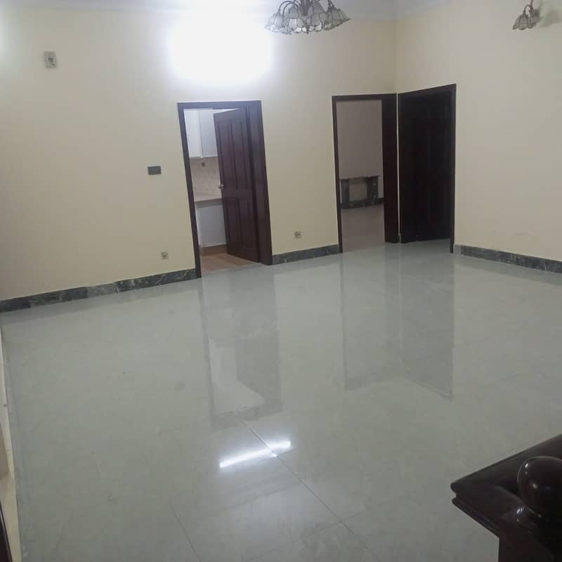 3 BEDROOMS INDEPENDENT HOUSE IS AVAILABLE FOR RENT IN I-8 ISLAMABAD. 1