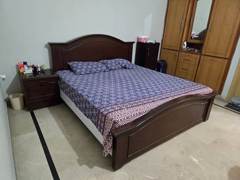 King size bed with 2 side tables 1