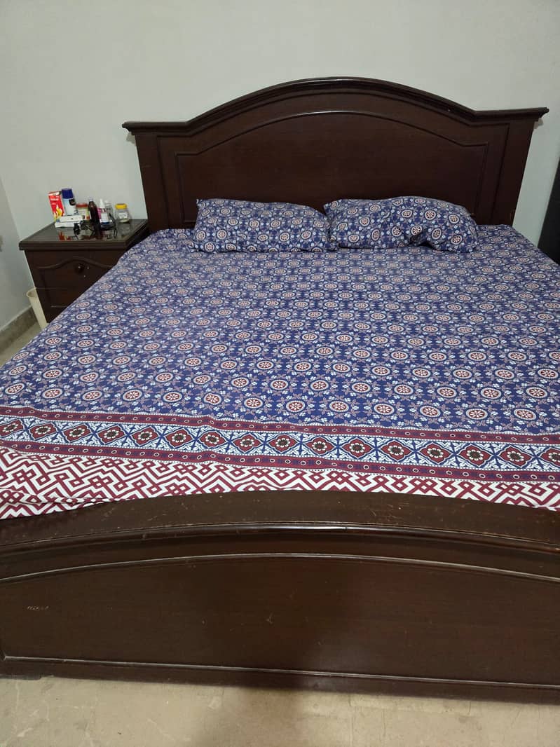 King size bed with 2 side tables 2