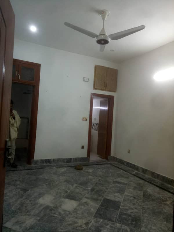 5 Marlla Ground flour house for rent phase 4a Bajli Pani Supply ka hw 3