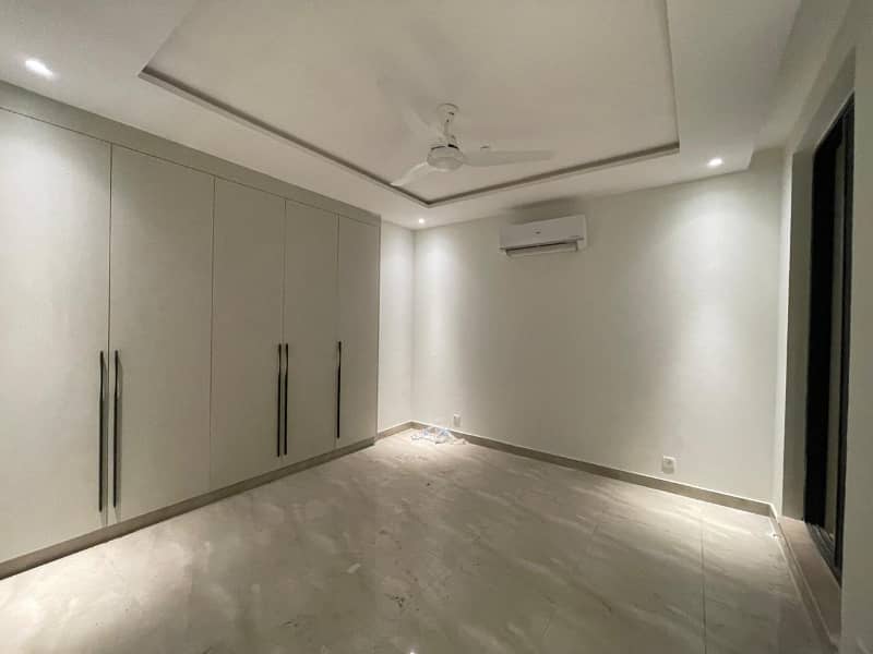 1 Bed Appartment availbale for Rent in Gulberg's very luxury Building 3