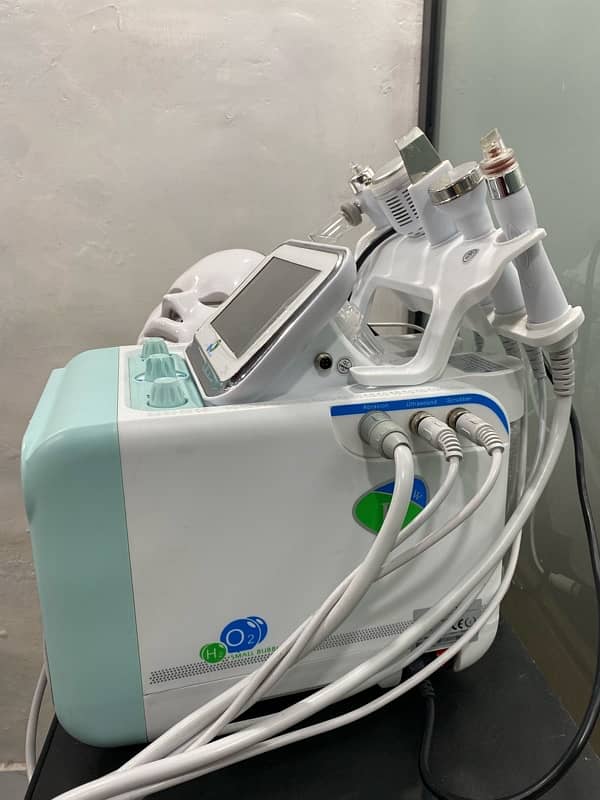 HydraFacial machine with LED Mask 1