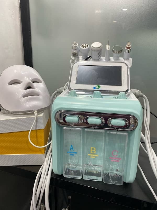 HydraFacial machine with LED Mask 2