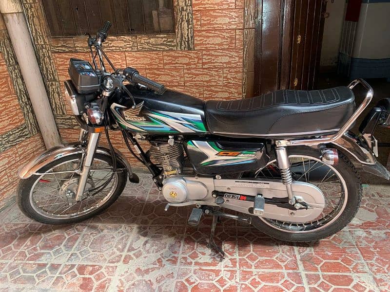 Honda 125cc bike for sale only serious person contact Wts 0307 9428722 4