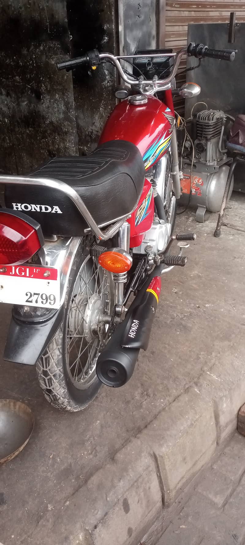 good look Honda 125 for sal. 03116854847 . . . . . . . . 03160687172 4