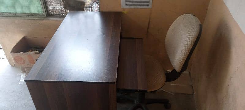 computer table with chair 0