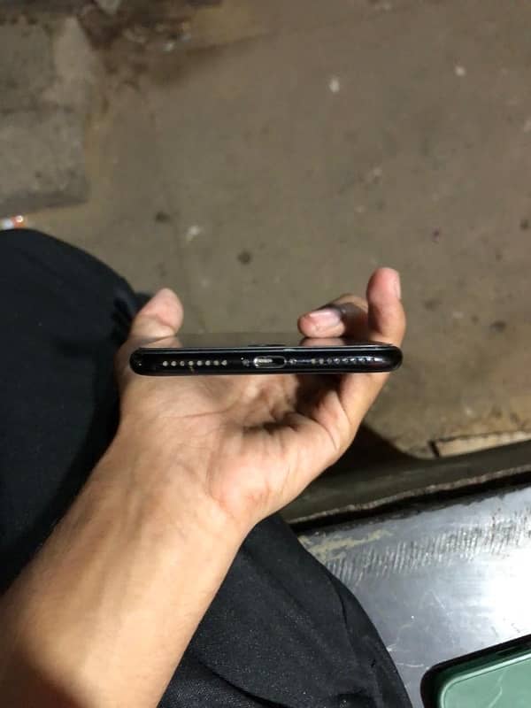 iphone 7 plus Jet black color 128gb 4