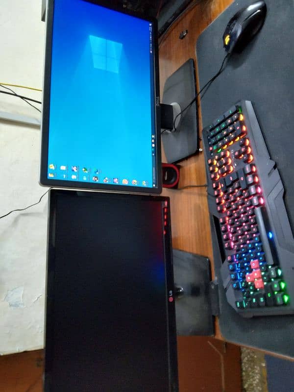 2 monitors for sale both 22 inch 1