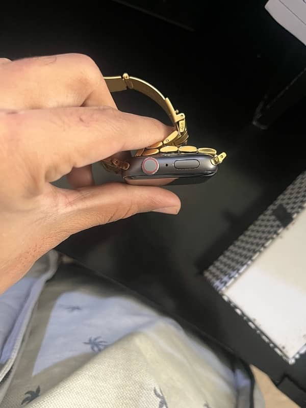 Apple Watch SE Gold Strip 1