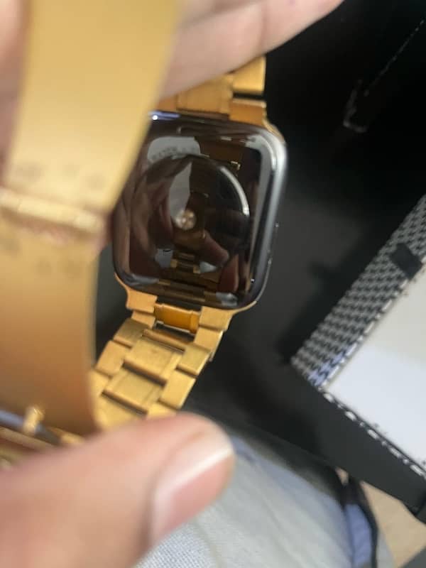 Apple Watch SE Gold Strip 4