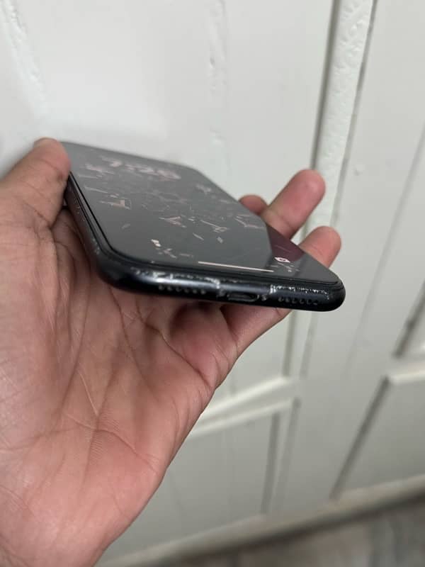 Iphone XR ( urgent sale ) 5