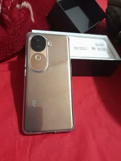 hi I am selling my vivo v40e just box open