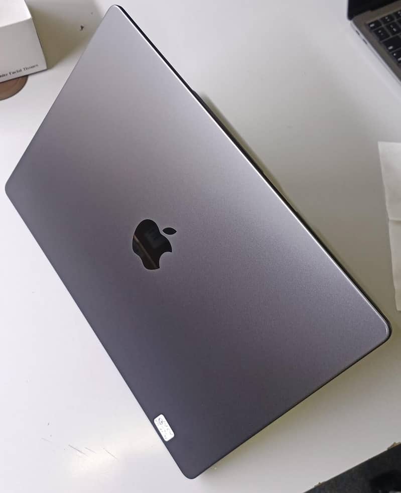 MacBook Pro 14" M3 Pro Ram 18 SSD 512 Just 50 Cycles Use 3