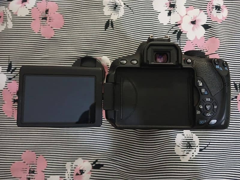 DSLR Camera Canon EOS 700D 4