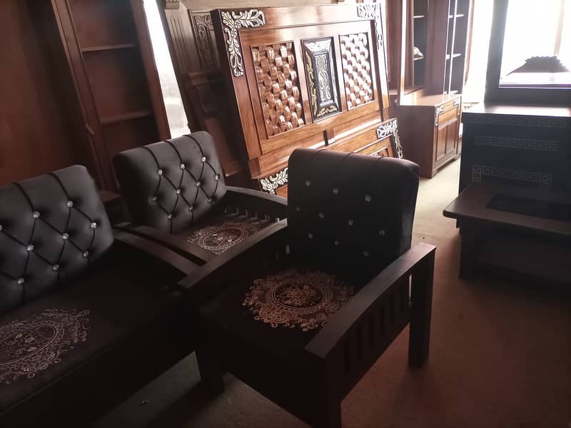 Sofa and dewan and table set for sale 6