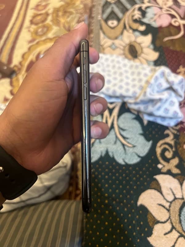 iphone x, in used condition 3