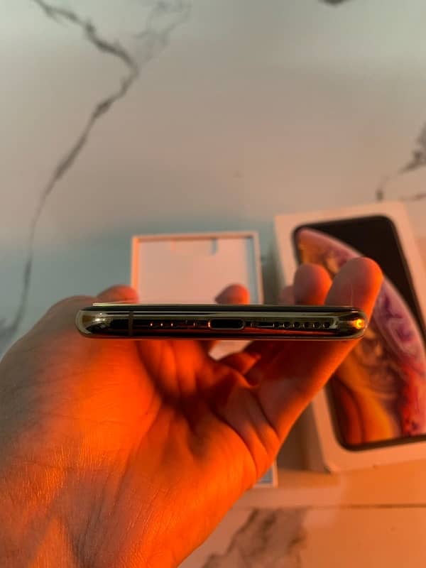 Iphone Xs with box 64gb 7