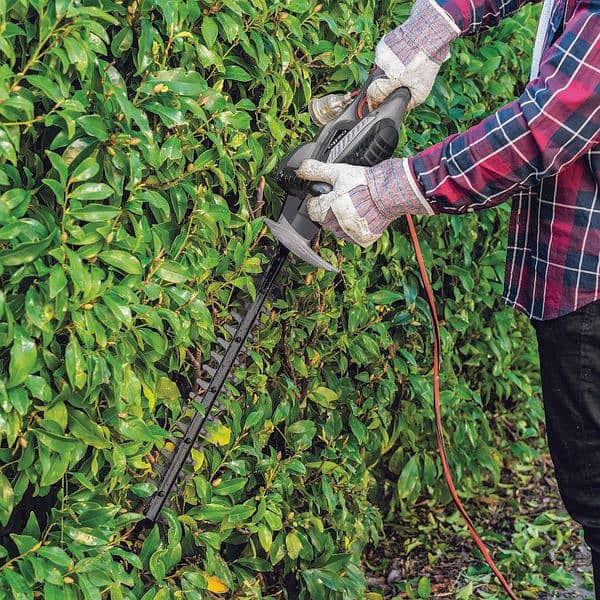 Ozito hedge trimmer 4