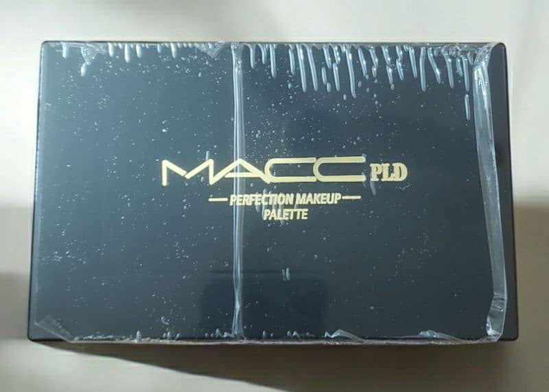 18 Colours Macc Shiny Makeup Kit 1