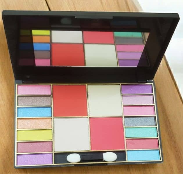 18 Colours Macc Shiny Makeup Kit 2