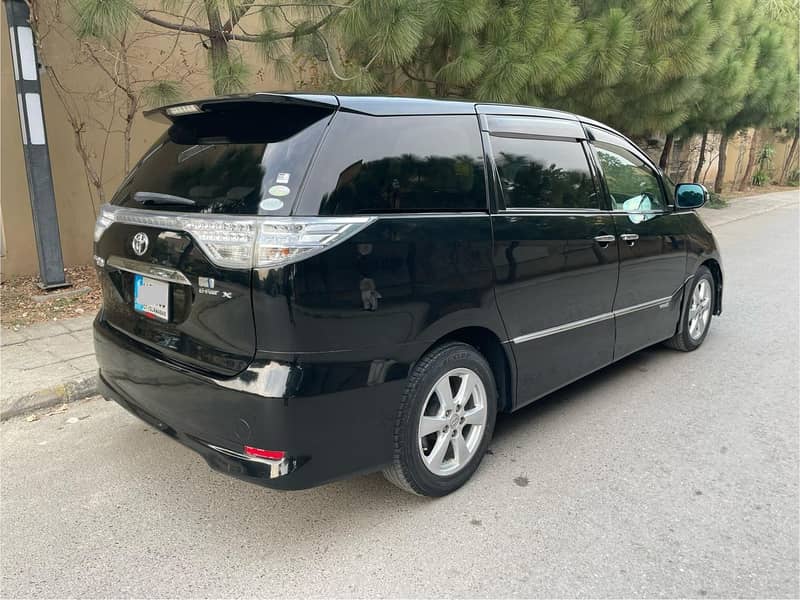 Toyota Estima 2011 1