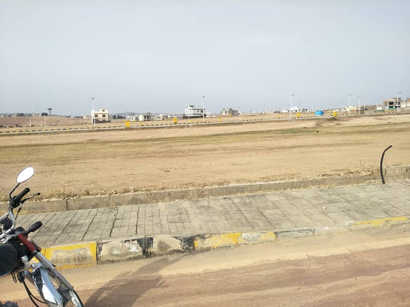 10 Marla Plot in Block I, Bahria Town Phase 8 Prime Location at Investor Price 8