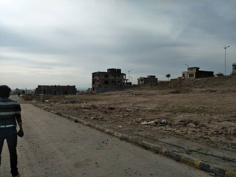 10 Marla Plot in Block I, Bahria Town Phase 8 Prime Location at Investor Price 23