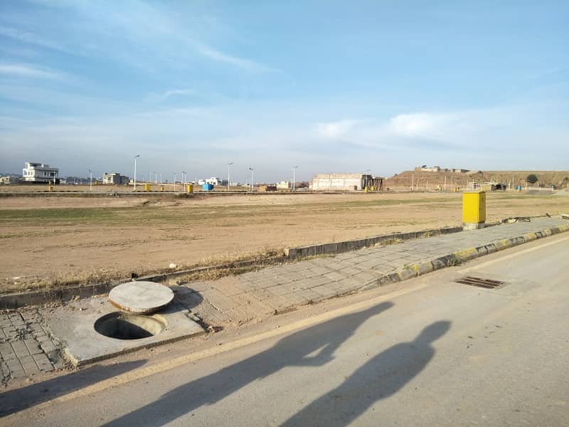 10 Marla Plot in Block I, Bahria Town Phase 8 Prime Location at Investor Price 32